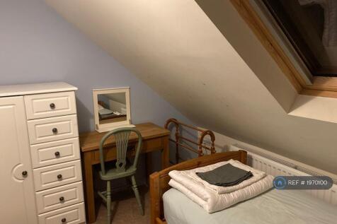 Bedroom 2: Bed, Desk, Wardrobe/Drawers