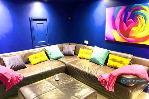 Cinema Room With Surround Sound And Heated Floor! 