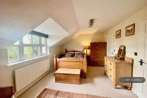 Main Bedroom With En Suite Shower Room