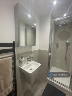 En Suite Bathroom With Rainfall Shower