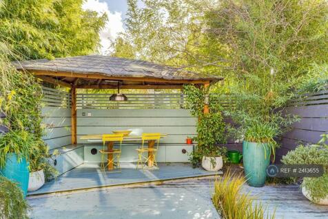 Garden Dining Area With Outside Heating