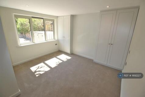 Large Double Bedroom With Fitted Wardrobes 