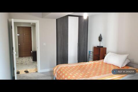 Bedroom With Built In Wardrobe