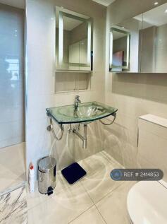 Primary Bedroom En-Suite Bathroom