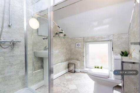 Bedroom 4&#39;s Bathroom