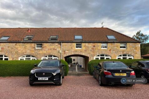 Main Entrance Tothe Steading With Car Park