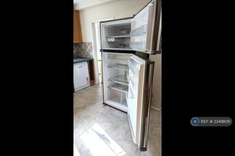 Fully Fitted Kitchen