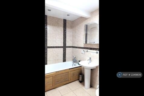 First Floor Family Bathroom View 3