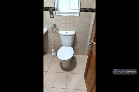 First Floor Family Bathroom View 4