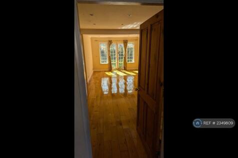Main Spacious Living Room