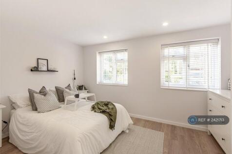 Light Double Bedroom With Built-In Storage