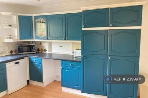 Spacious Kitchen 