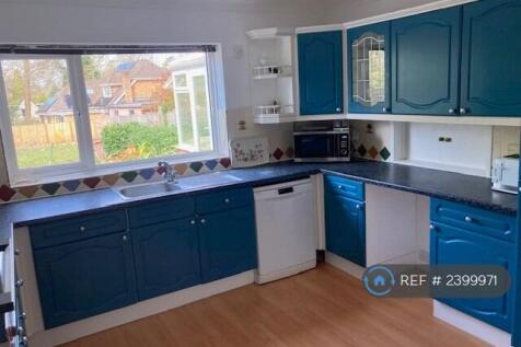 Spacious Kitchen 