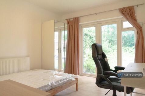Room 3 En Suite Front