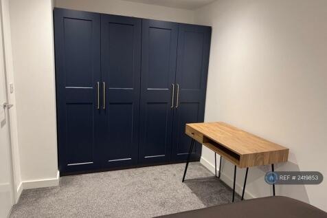 Double Bedroom With Built-In Wardrobe