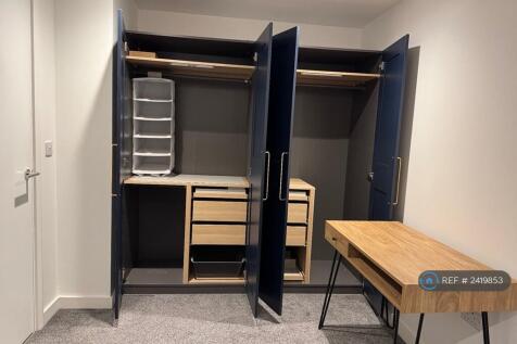 Double Bedroom With Built-In Wardrobe
