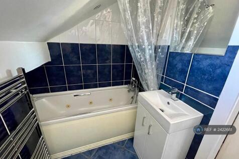 Top Floor Bathroom 
