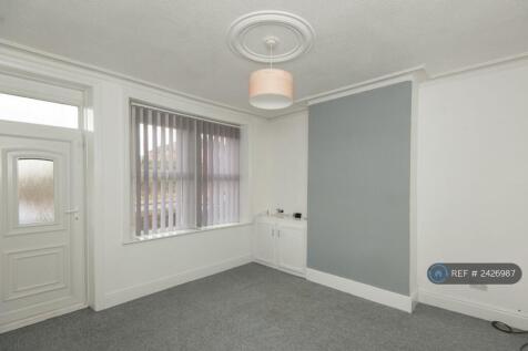 Spaciour Fron Tliving Room - Front Door Leading In