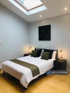 Studio 1:  King Size Bed / Ensuite