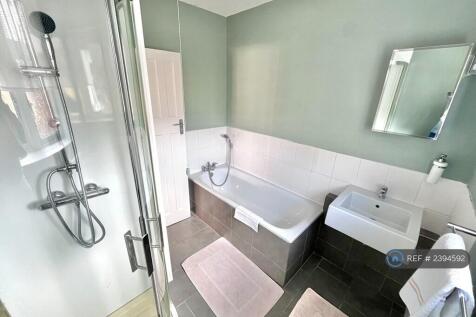 Family Bathroom Img 2