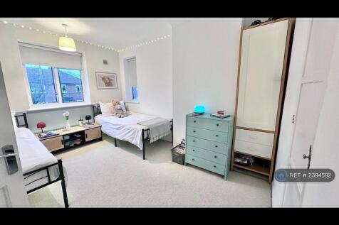 Extra Large Double Bedroom Img 1