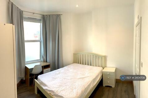Ensuite Bedroom With High Ceilings