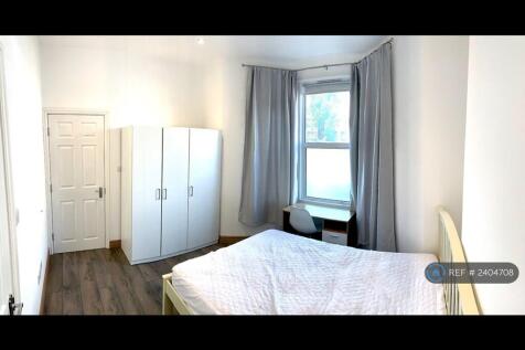 Ensuite Bedroom With High Ceilings