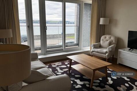 Lounge &amp; Balcony