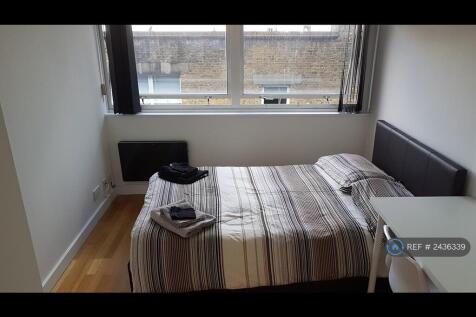 Main Bedroom 1 With Desk 