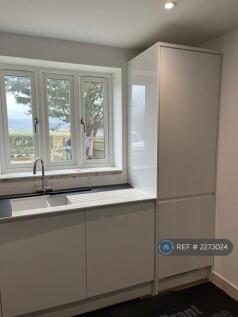 Fully Fitted Kitchen 