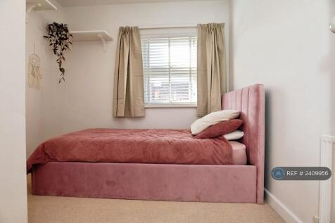 2nd Room With Ottoman Bed &amp; Large Double Wardrobe