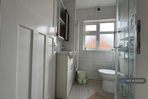 Small Single Room Share Bathroom 