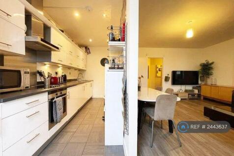 Fully Equipped Kitchen, Dishwasher, Dryer
