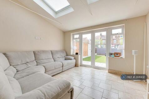 Great Sized Lounge To Rear