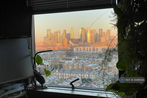 Great Views Of Canary Wharf And Part Of The Thames