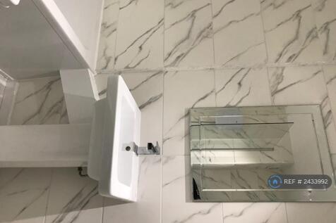 Ensuite Bathroom 1