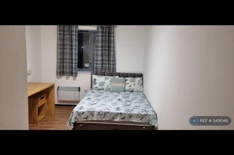 Double Bedroom Available