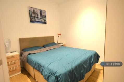 Bedroom With Queen Size Bed