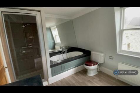 En-Sute Bathroom With Separate Shower