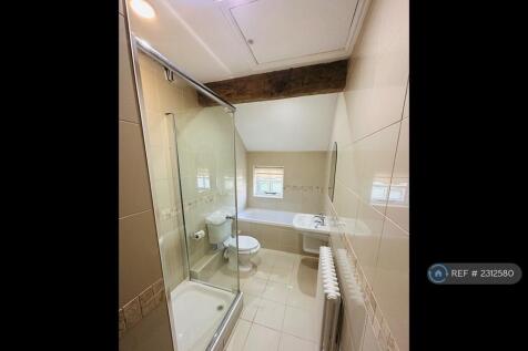 Main Bathroom (Upstairs)