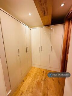 Master - Walk In Wardrobe