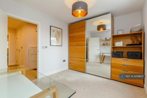 Bedroom 2 / Study 