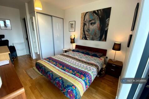 Master Bedroom (En-Suite)