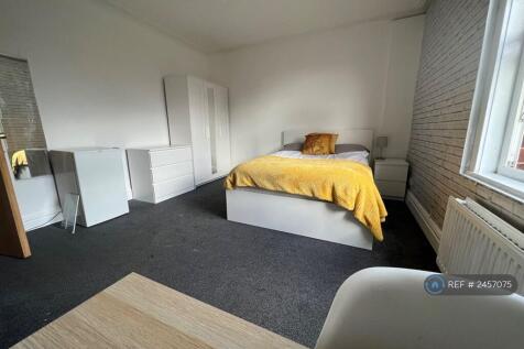 Middle Floor Bedroom Room 4