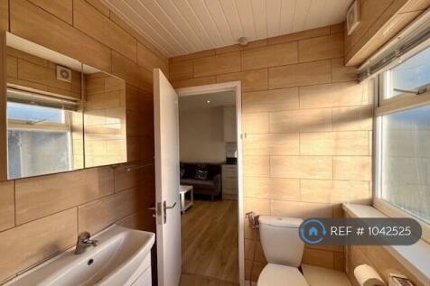 Toilet /Bath 1