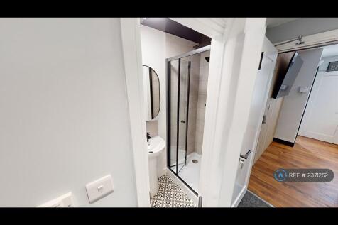 Ensuite Toilet And Bath