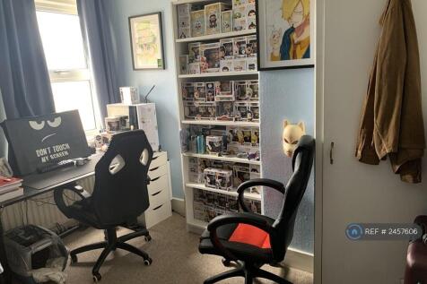 Second Bedroom With Cupboard 