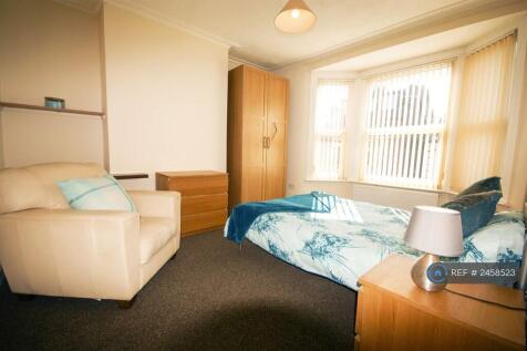 Extra Large Bedroom 3 With Arm Chair 
