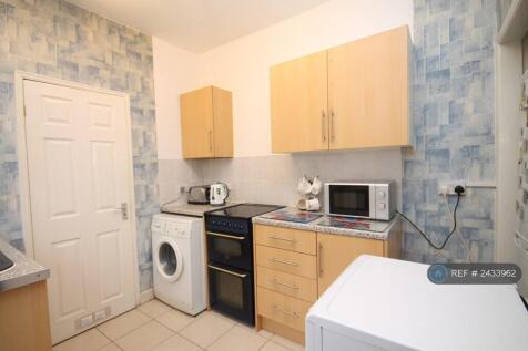 Downstairs Kitchen With Oven,Hob &amp; Washing Machine