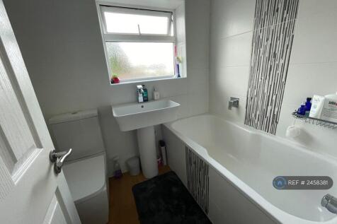 Bathroom With Bath  &amp; Toilet, 1st Floor